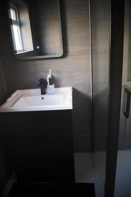 באטלי Luxurious Detached Bungalow מראה חיצוני תמונה