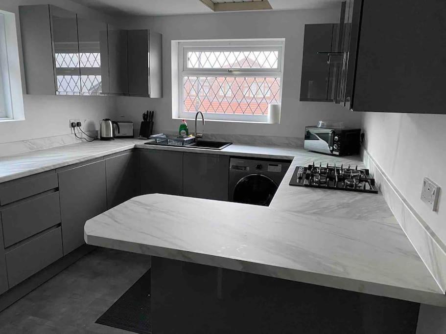 באטלי Luxurious Detached Bungalow מראה חיצוני תמונה